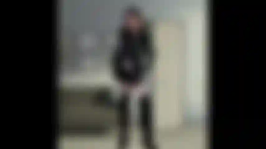 Policía (denuncia la negación del policía malo) ¿sabes por qué estoy aquí esta noche? Tus vecinos denunciaron que te masturbabas en el pasillo de tu apartamento, sin pudor alguno. Sabes lo que te arriesgas al exponerte a todos, mm.