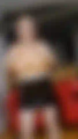 Falda de látex, paja cubana, juego de tetas, enormes tetas naturales, pezones duros, loción, tetas rebotando, agachada.