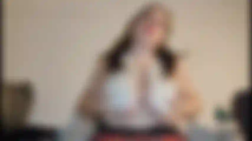 Enseña mis enormes tetas y acaricia tu polla para mi.