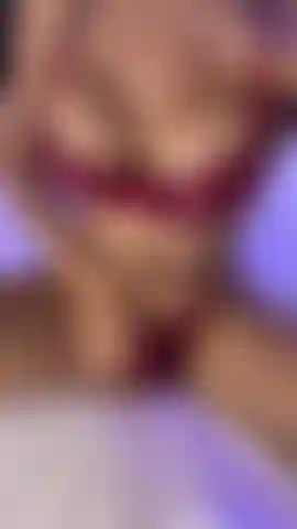 Linda te saluda con su bulto.