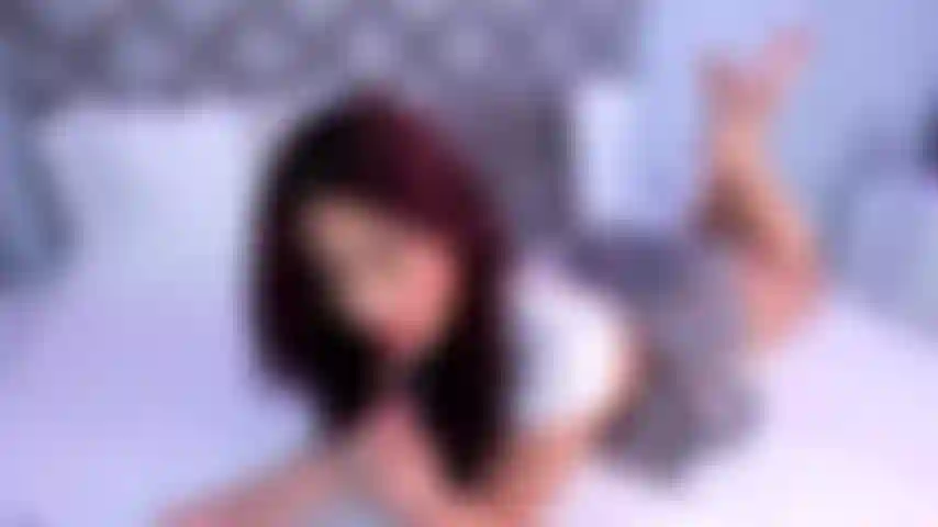 Estudiante traviesa que seduce a su profesora para hacerla suya.