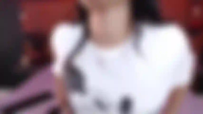 Mi compañera de piso me sorprende viendo porno mientras me masturbo.