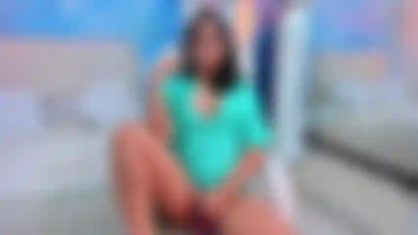 Soy una secretaria cachonda mi jefe me pilla masturbándome.