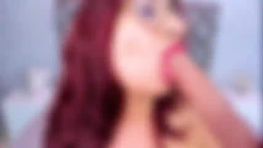 Chica deja la timidez al chupar la polla.