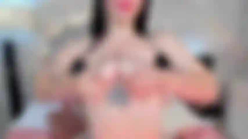 Empecemos por mis tetas y terminemos con tu polla en mi coño.