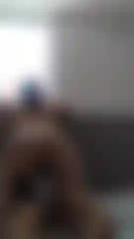 Espiando por la ventana, luego toqué la cama.