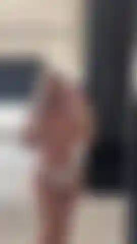 Se burla de las tetas.