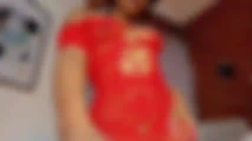 Siento mucho calor mientras juego con mi coño mojado.