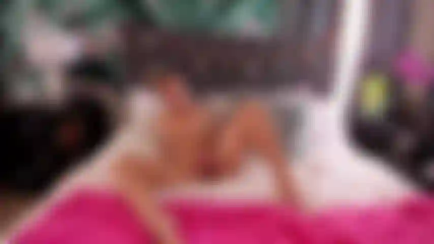 Mira a esta nena sexy desnuda correrse tan fuerte y mojada sobre su cama.