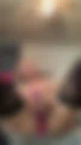 Jugando con 2 divertidos juguetes.