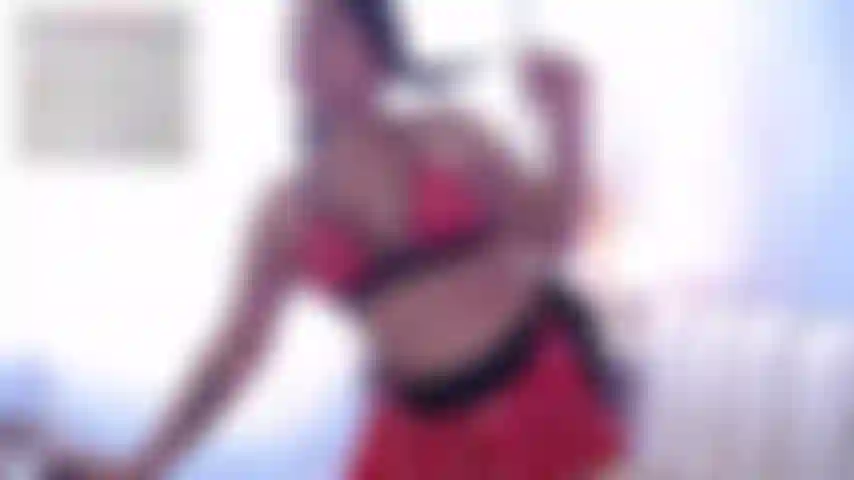 Striptease con un toque divertido ¡mis grandes pechos son las estrellas de este baile salvaje y desnudo!