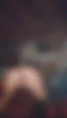 Doblada hacia adelante jugando con esta apretada y rápida concha.
