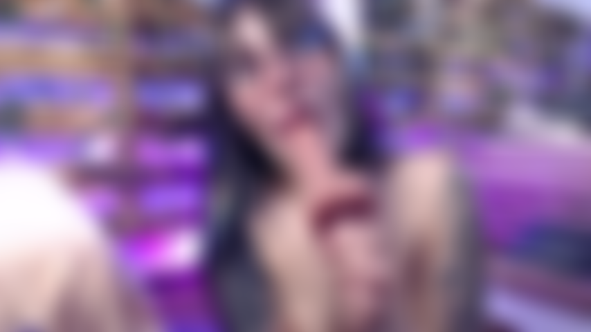 Tetas y mamada mojada provocando lamiendo con pasión.