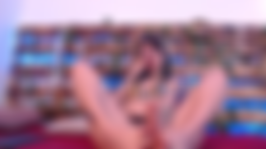 Chica sexy que provoca con sus hermosos pies y su juguete.