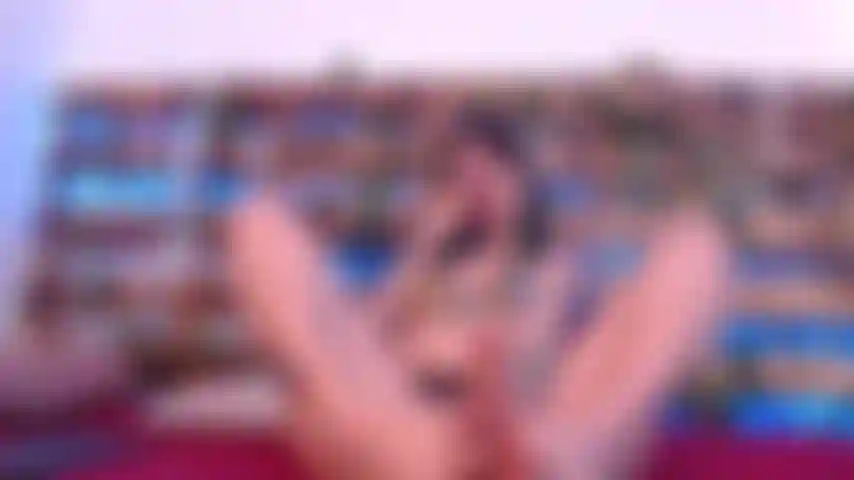 Chica sexy que provoca con sus hermosos pies y su juguete.