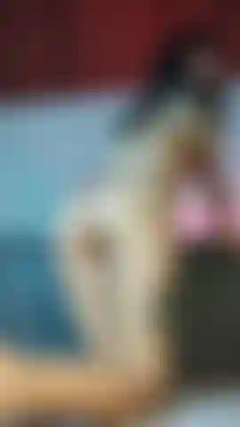 Latina sexy en lencería roja azota su culo y muestra sus pies suaves.