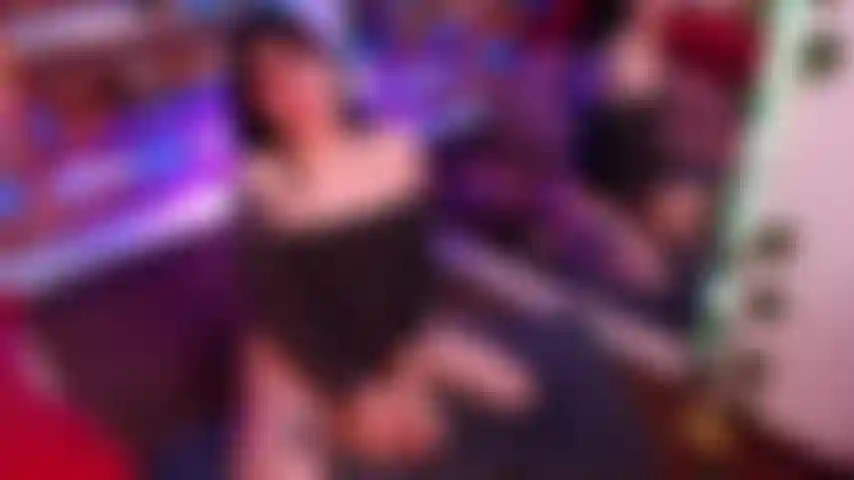 Latina cachonda moliendo almohada en vestido con gemidos y piernas sexys.