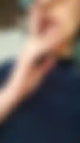 Latina sexy fumando, lamiendo labios y soplando círculos de humo, enviando besos.