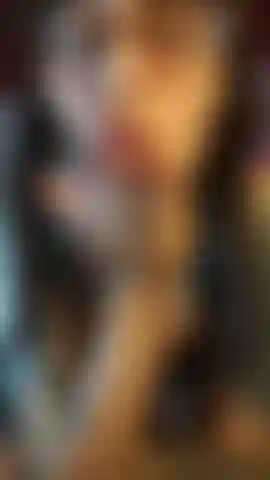 Chica sexy en vestido corporal, medias de rejilla, azotando su trasero y mostrando sus pies.