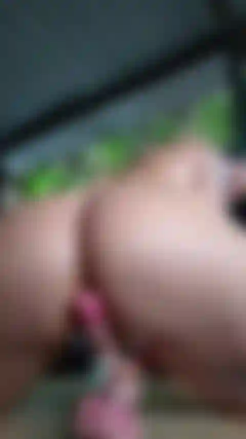 Montada sobre mi consolador.