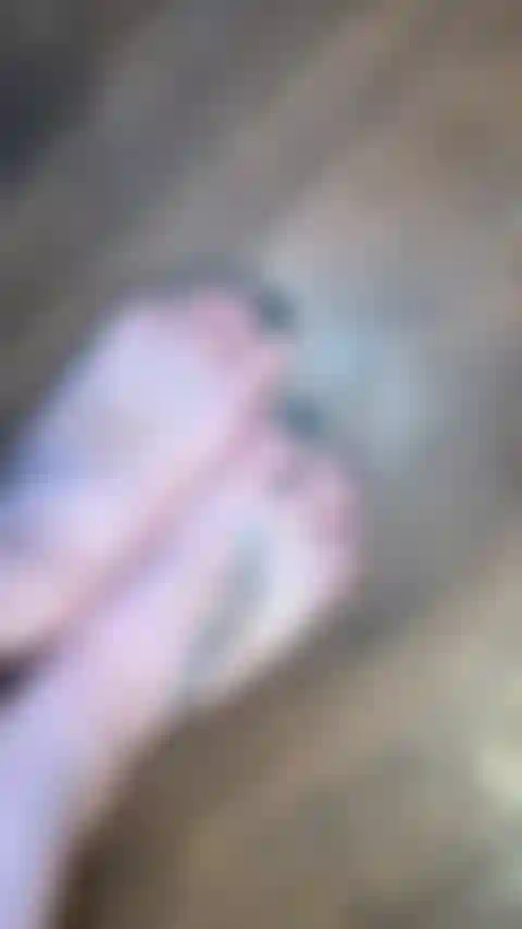 Uñas verdes frescas y pedi.