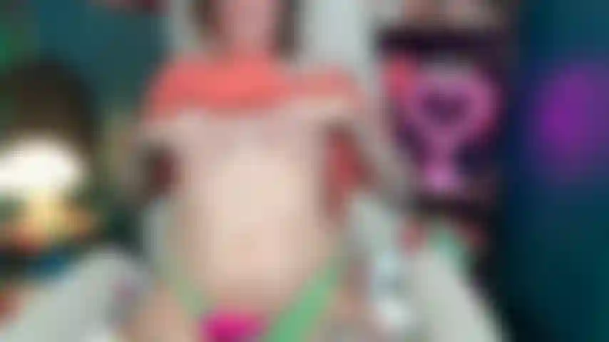 Me encanta que me miren mientras juego conmigo misma y hablo sucio hasta correrme.