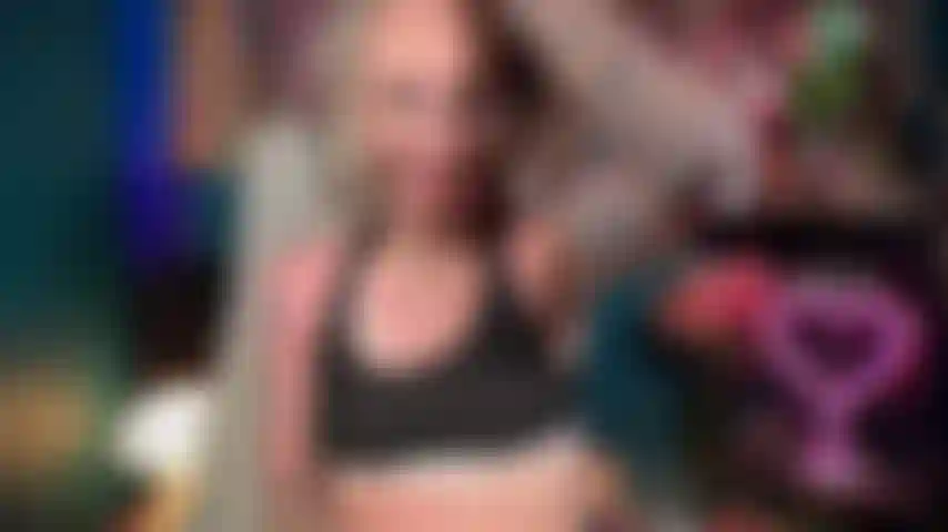 Me rompí la mano y tengo tanta necesidad de correrme... ¿Puedes ayudarme? (Llevando un yeso).