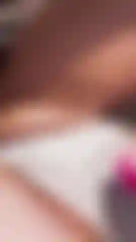 De cerca y corriéndome.