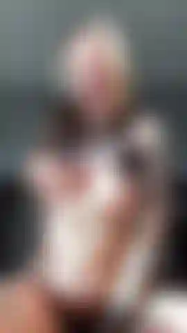 Juego con las tetas, montar consoladores, hablar sucio y recostarme profundamente.