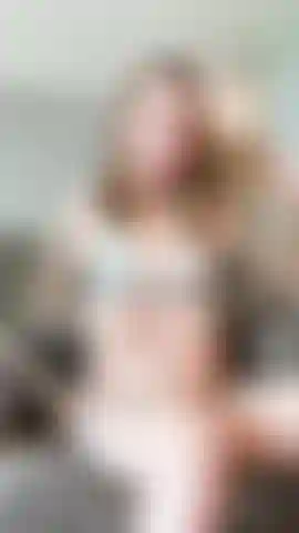 Golpeándome el culo y rogando por tu semen hasta que me corra.