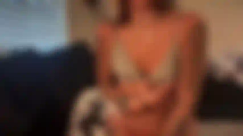 Juega con mis tetas y come mi coño.