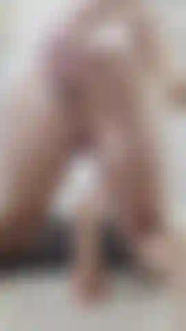 Metiéndome un gran plug en mi pequeño y apretado culo en pov 🍑.