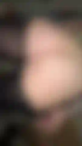 ¡Abriéndoles las nalgas con un tapón anal! No querrás perderte este video sexy.