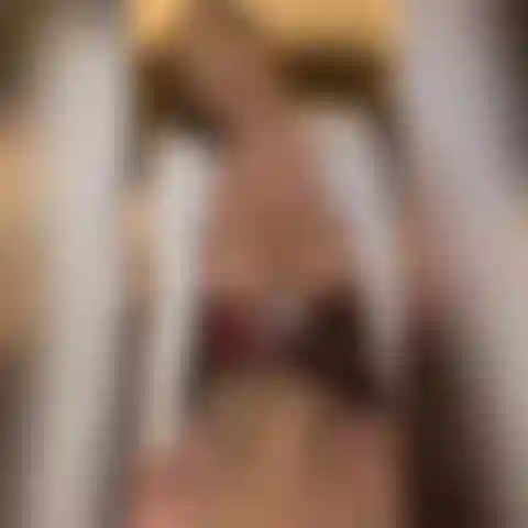 Traje de colegiala a caballo y pastel de crema.