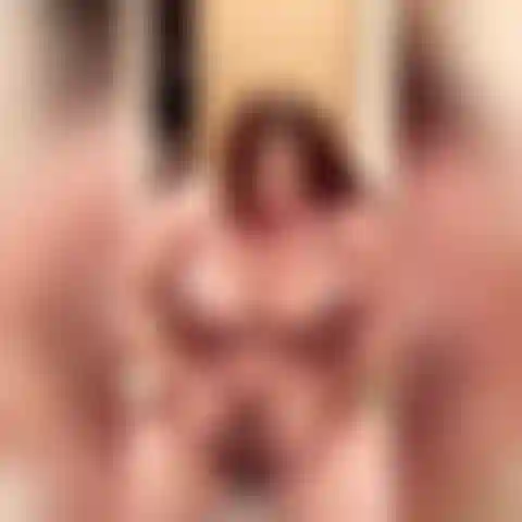 Salivante, chupadora de pollas descuidada con facial.