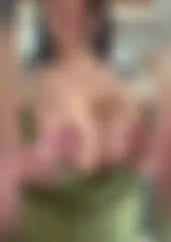 Traviesa y descuidada chupando, follando tetas y hablando sucio.