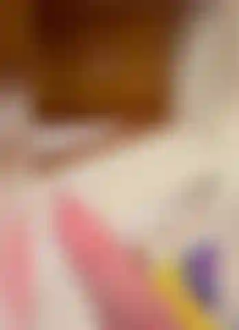 De cerca follando un coño cremoso con un juguete de una gran polla negra.