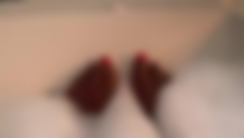 Burbujeo, chillo y me corro con las plantas de los pies al descubierto.