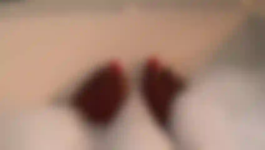 Burbujeo, chillo y me corro con las plantas de los pies al descubierto.