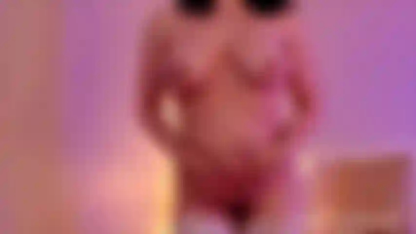 Meto los dedos y me corro en medias de rejilla blancas.