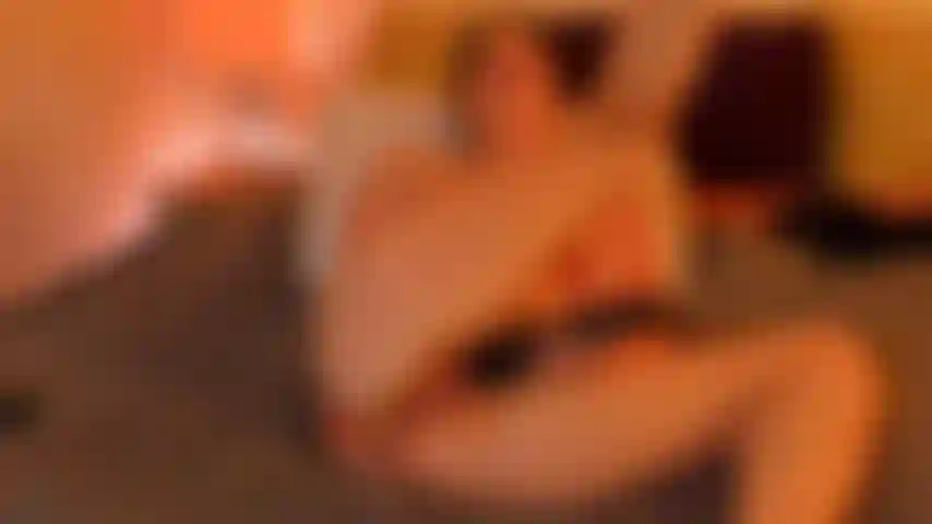 Me toco el culo con los dedos mientras uso un programa grabado con vibrador.