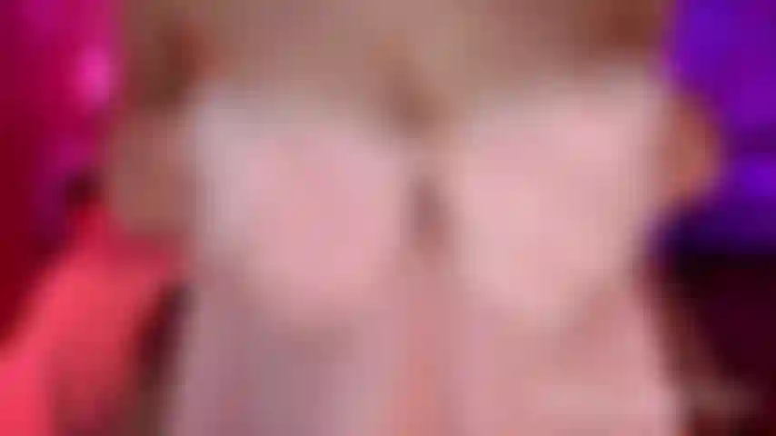 Espectáculo de juguetes de cristal con espectáculo grabado con disfraz de fembot.
