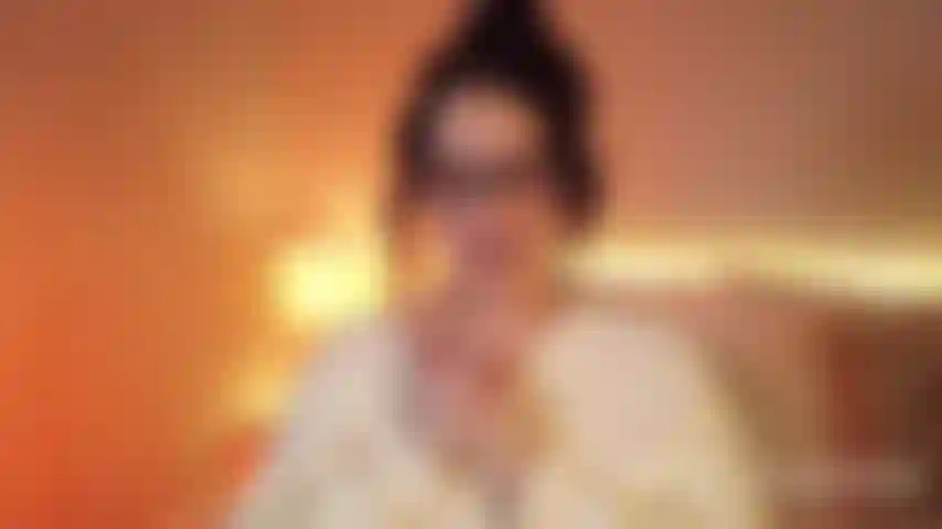 Consolador montado en suéter.