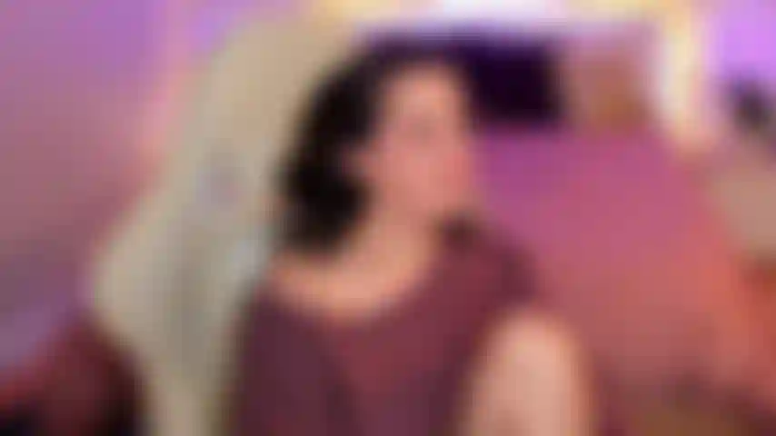 Show grabado de digitación y masturbación con vibrador en una silla.