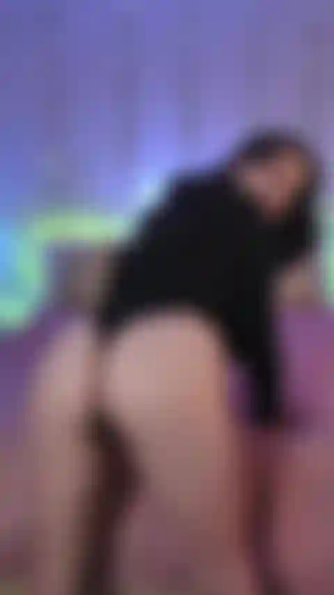 Me desnudo y me follo con un consolador.