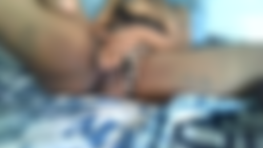 Me sentí cachonda así que jugué con mi coño.