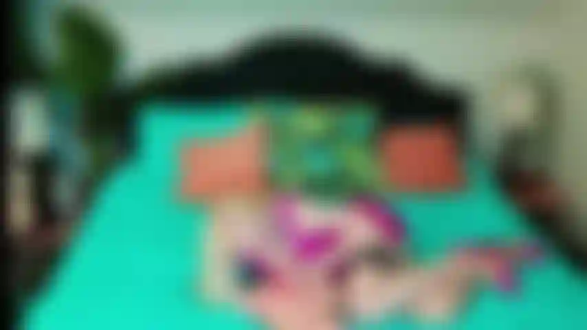 Cabalgando, y me masturbo sobre mis tetas.