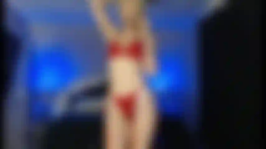 Show dorado, lenceria roja, medias negras transparentes, cabalgando.