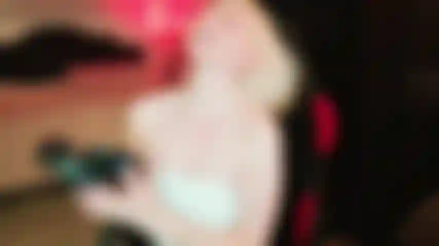 Hermanastra humilla a su hermanastro.