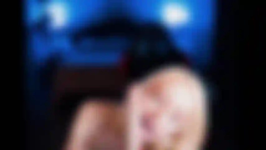 Bj, juego de coño y squirting con consolador facial.